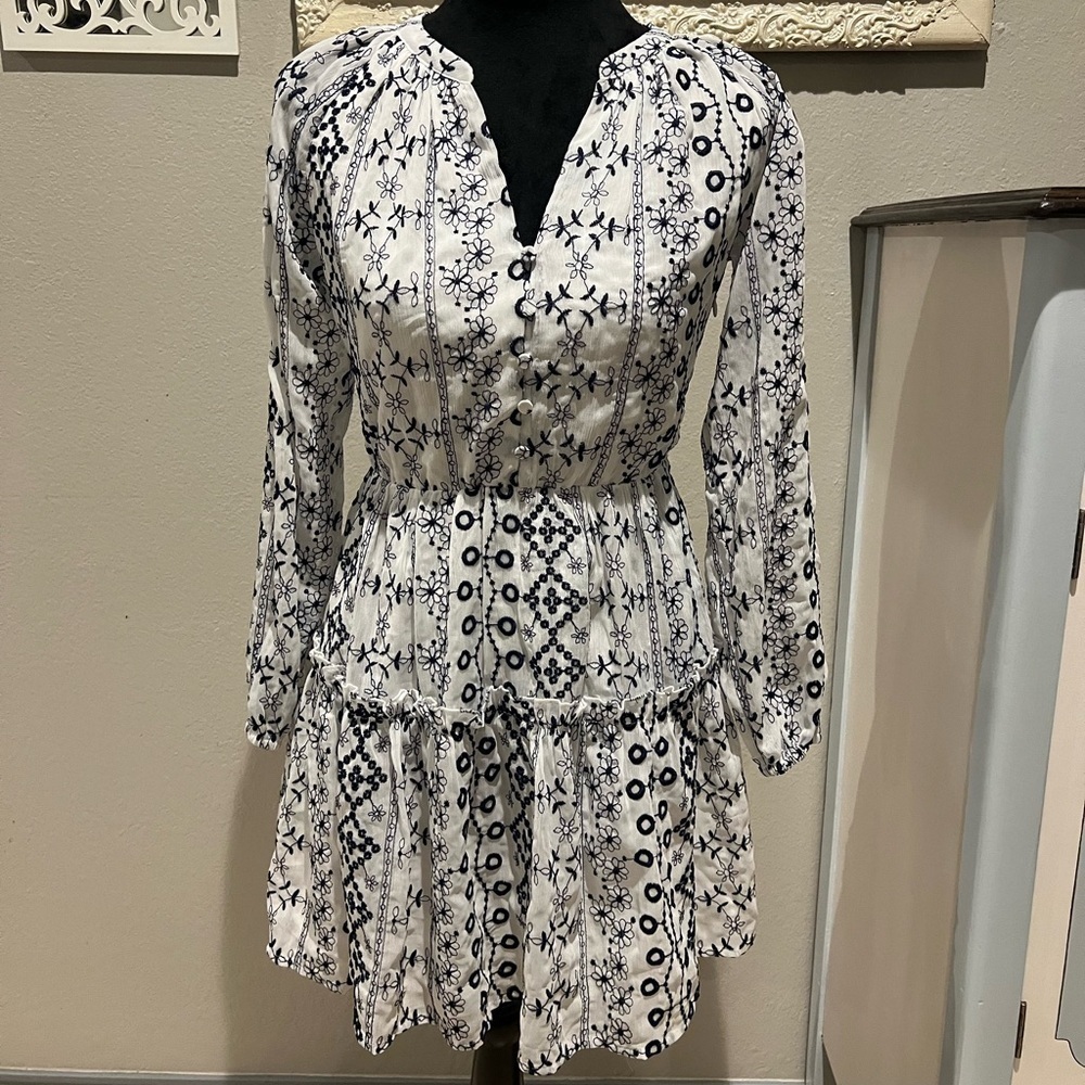 COPY - Embroidered flowy light dress - Picture 1 of 7